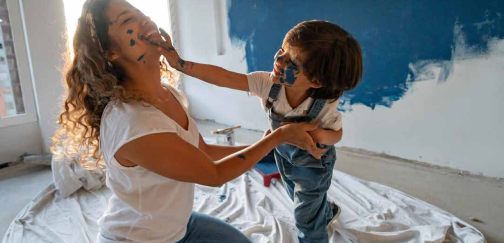 Pessoa adulta e criança em um ambiente residencial
