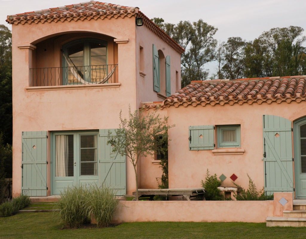 Fachada de casa com uma combinação delicada e com tons que remetem à natureza.