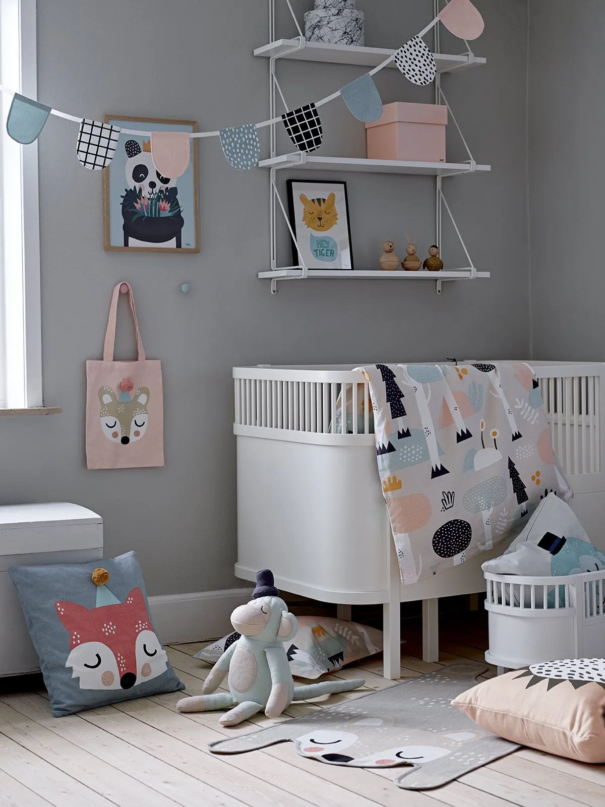Quarto infantil pintado com um verde água claro.