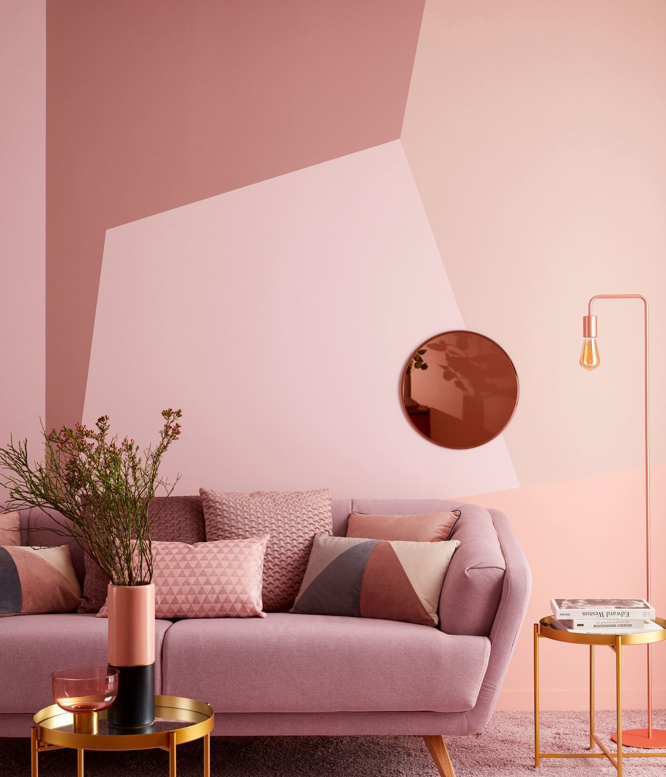 Sala com pintura geométrica, composta por diferentes tons de rosa.